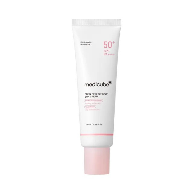 کرم ضد آفتاب بی‌رنگ دست و صورت مدیکیوب SPF 50 مدل tone up مناسب برای انواع پوست حجم 50 میلی‌لیتر