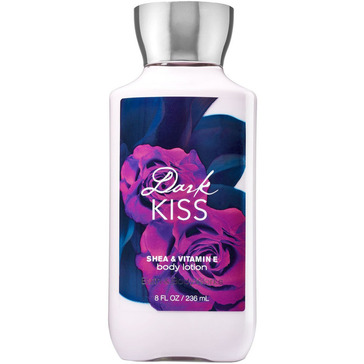 لوسیون بدن بس اند بادی ورکز مدل Dark Kiss با رایحه تمشک سیاه و گل رز بورگاندی، حاوی شی باتر، جوجوبا و ویتامین E، آبرسان و نرمکننده پوست، حجم 236 میلیلیتر