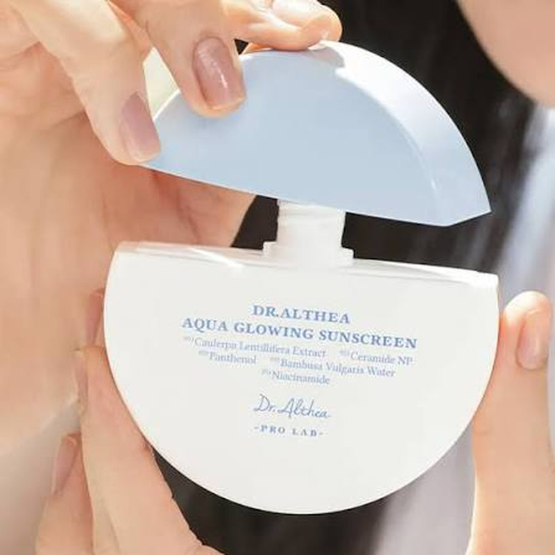 کرم ضد آفتاب بیرنگ صورت دکتر آلتیا SPF 50 مدل Aqua Glowing محافظ در برابر UVA و UVB مناسب برای انواع پوست حجم 45 میلیلیتر